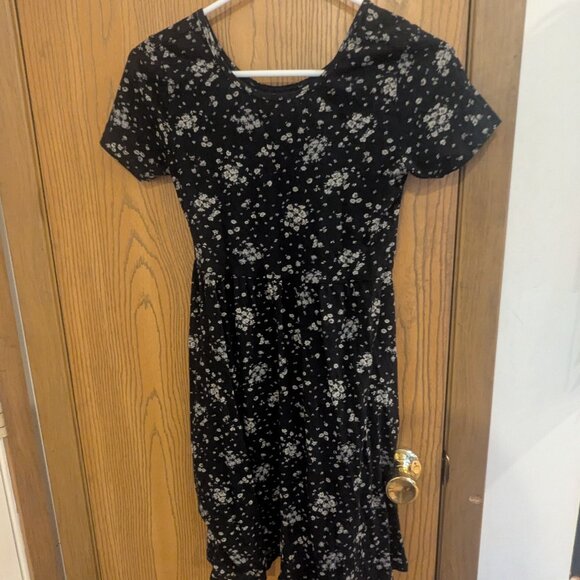 Old Navy Tiered Short Sleeve Black/Gray/White Floral Dress with Pockets-Girls XL - Picture 1 of 4